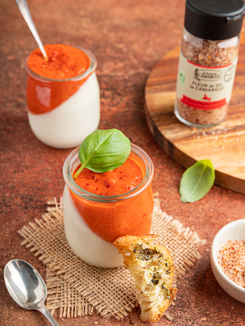 Panna cotta chèvre, coulis de poivron croûtons