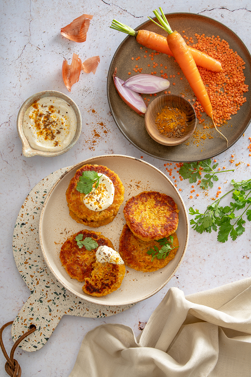 Petites galettes restes de lentilles corail carottes, crème au curry, coriandre