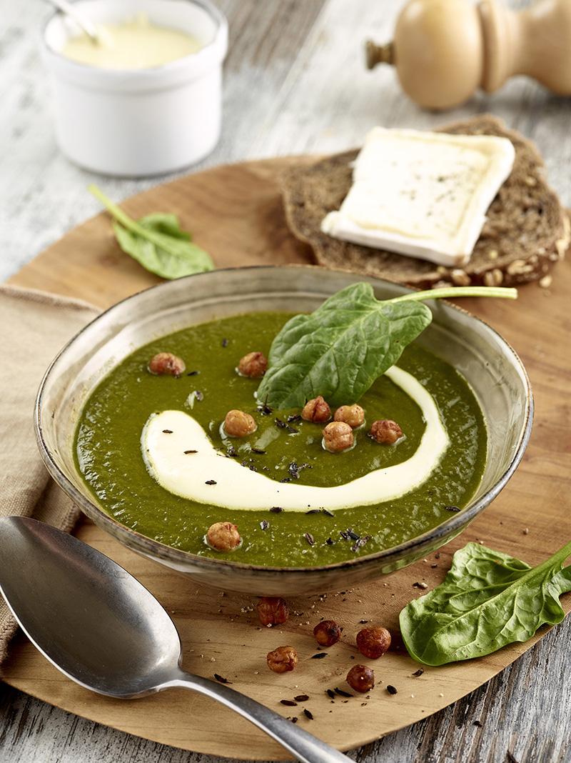 Soupe d’épinards, crémeux de Chaource pois chiches cumin