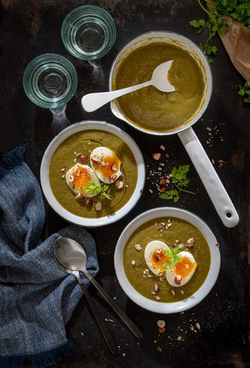 Velouté verts de poireaux, œuf mollet noisettes