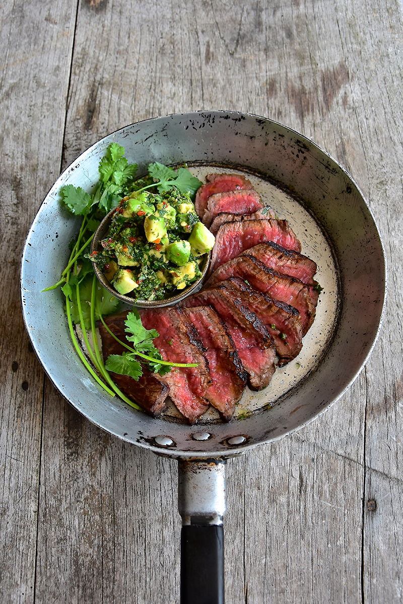 Chimichurri d’avocat viande grillée