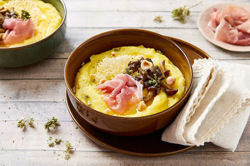Polenta Prosciutto di San Daniele AOP, champignons, noisettes gaufres de pecorino