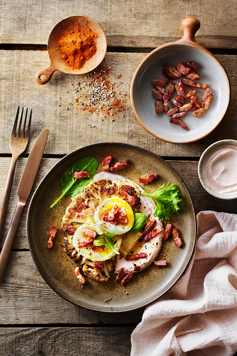 Chou-fleur rôti, yaourt grec paprika fumé à l’ail, œuf mollet Lardons Fumés