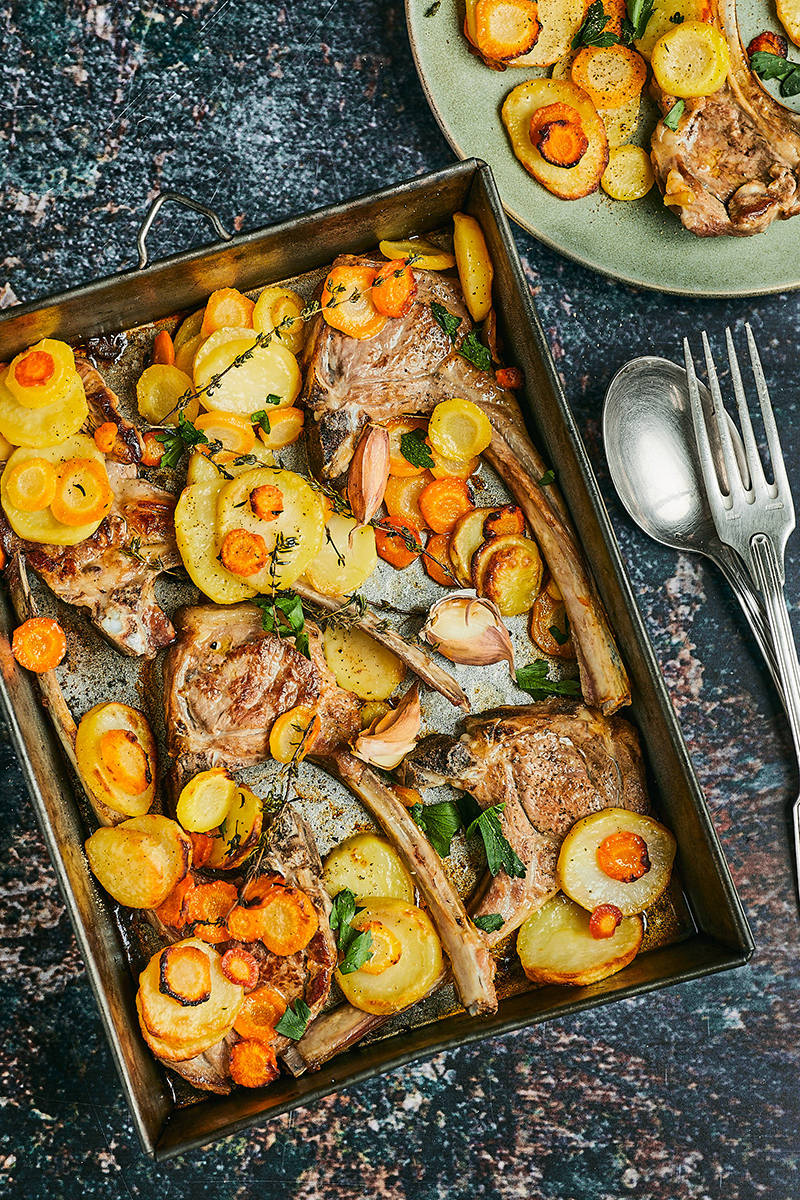 Côtelettes d’agneau ail, cuites au four, carottes colorées pommes de terre