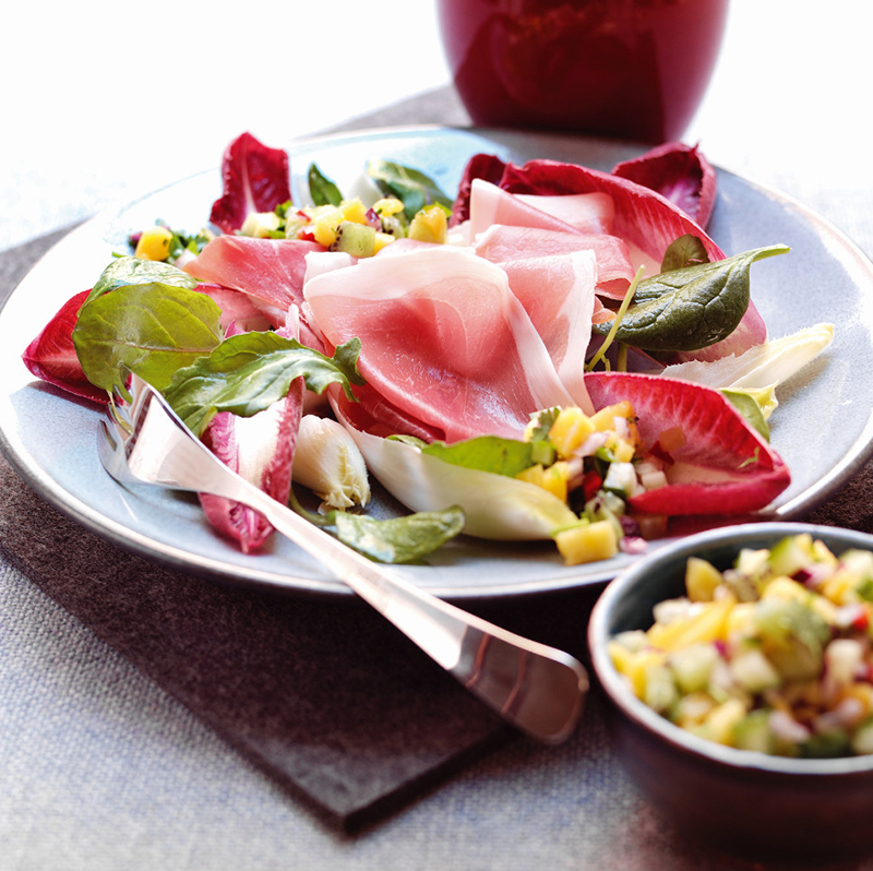 Salade de chicorée, jambon de Parme, “salsa” mangue