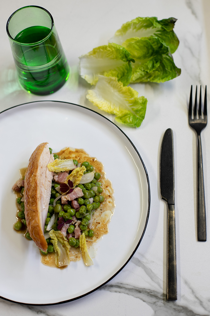Suprêmes rôtis de pintade fermière petits pois, lards laitue