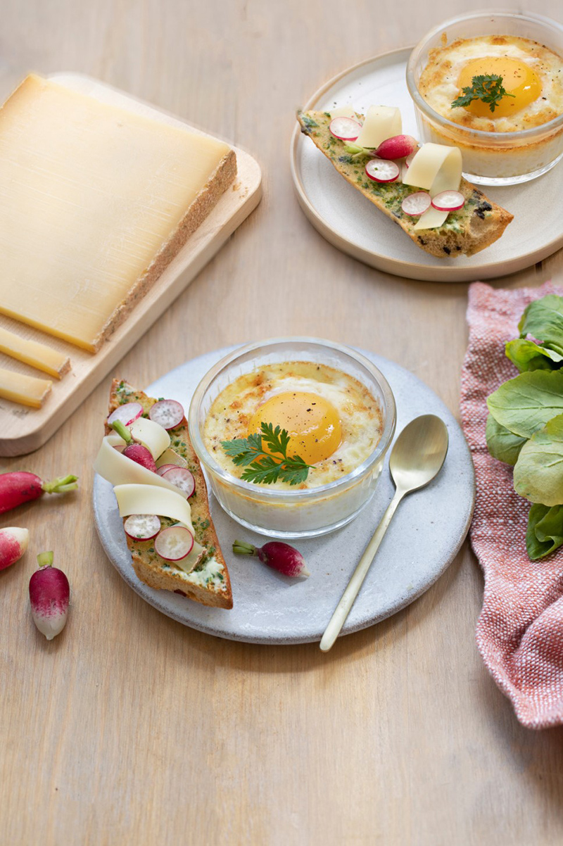 Œuf cocotte Comté Entremont toast de radis beurre d’herbes