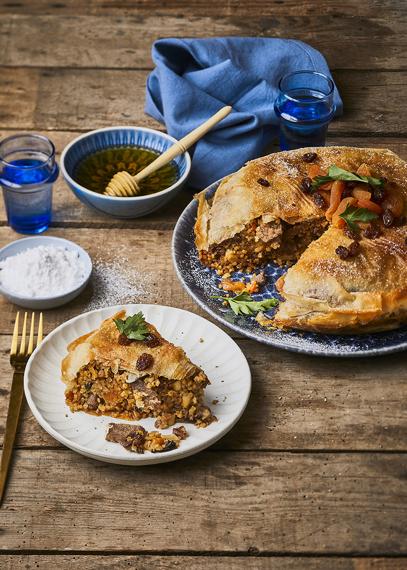Pastilla d’agneau boulgour, raisins secs miel, abricots secs amandes