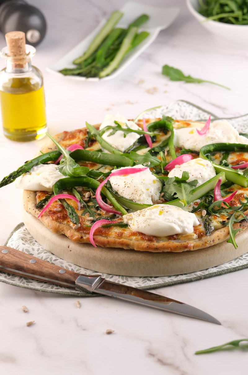 Pizza Bianca, céréales graines, asperges, mozzarella di bufala