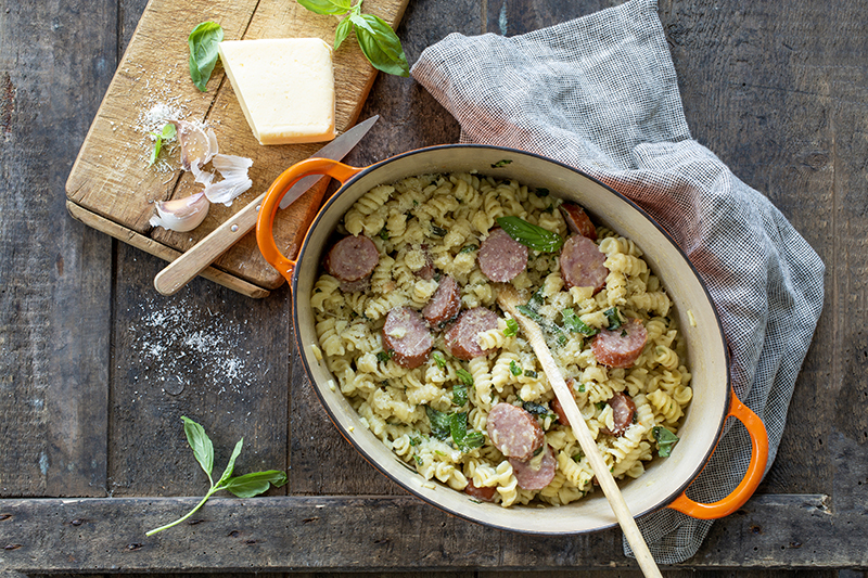 One pot pasta beurre Charentes-Poitou AOP, saucisse fumée, ail, basilic parmesan