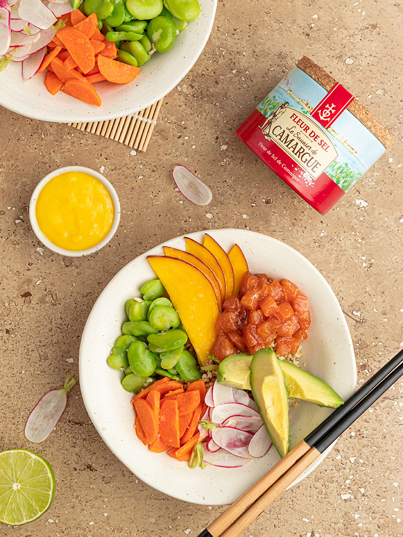 Poke bowl quinoa, saumon mariné sauce mangue