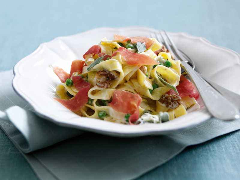 Tagliatelle crème de sauge, noix  jambon de Parme