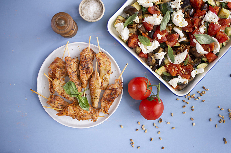 Brochettes d’aiguillettes de poulet, légumes marinés plancha, mozzarella