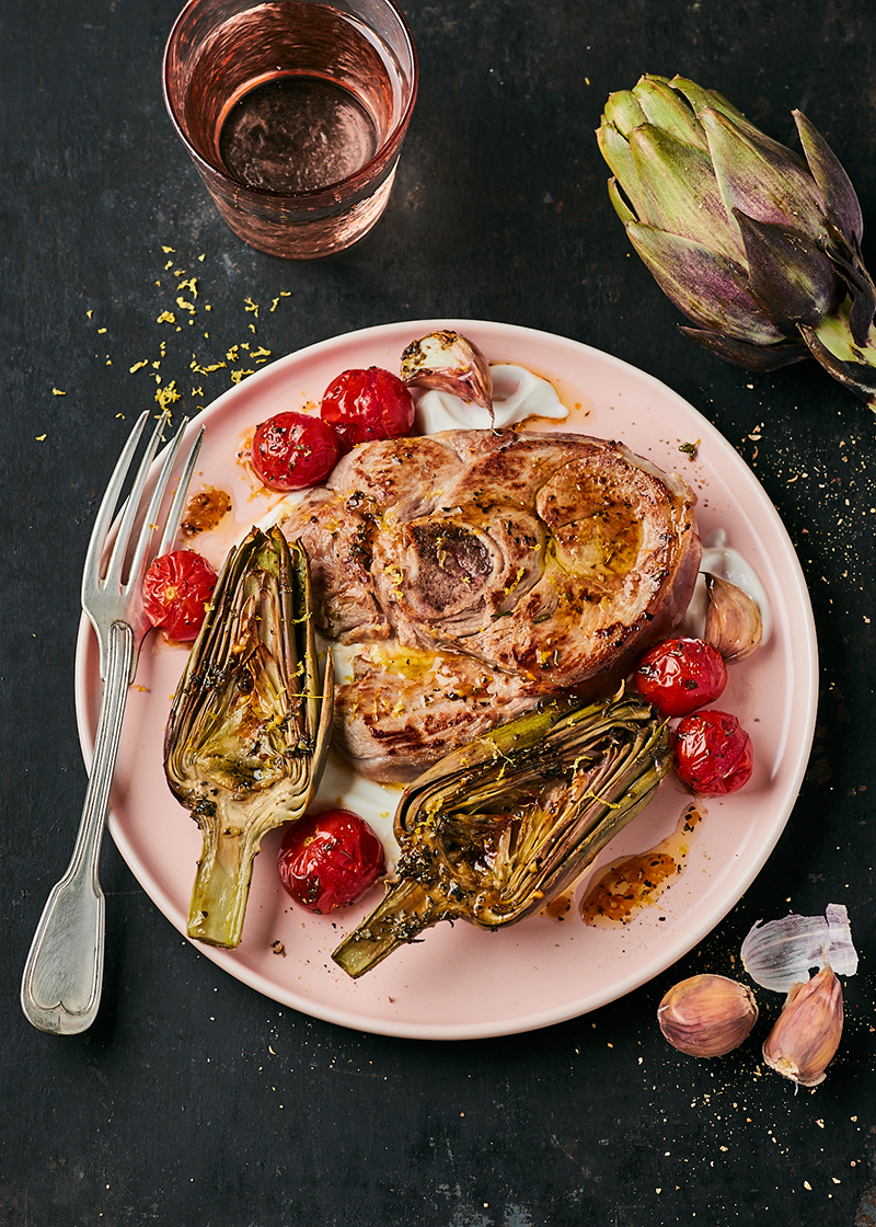 Tranche de gigot d’agneau grillée citron artichauts rôtis