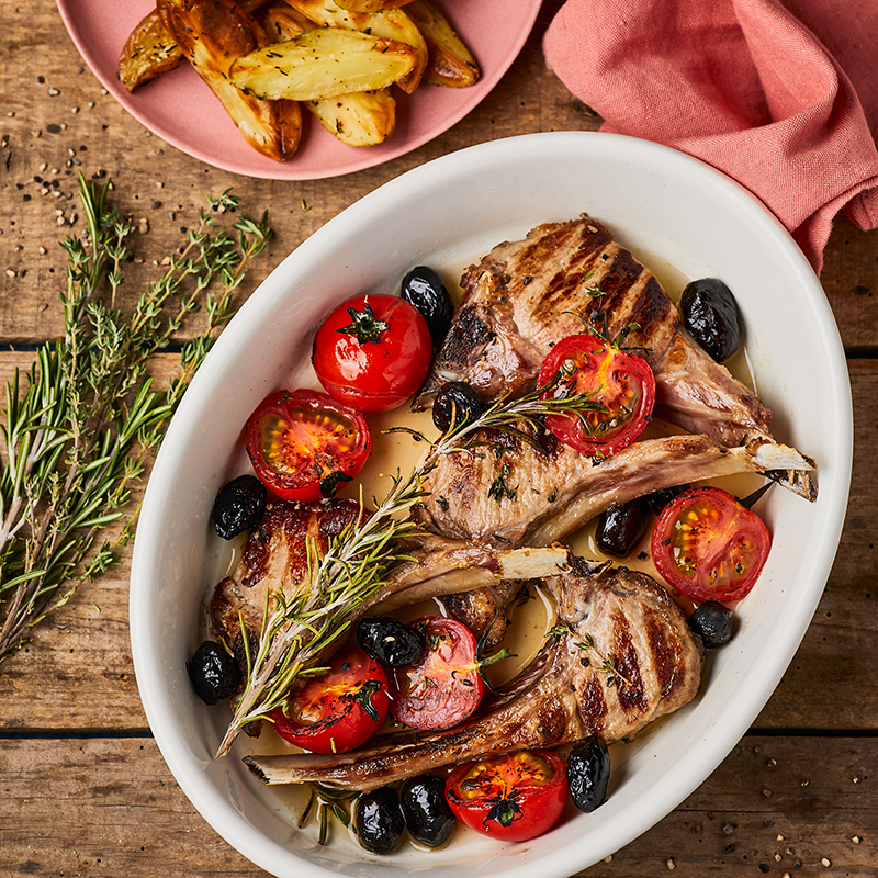Côtelettes d’agneau rôties, tomates olives noires