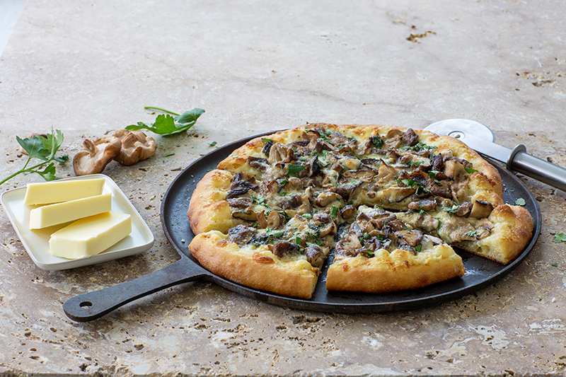 Pizza forestière shiitakés cuits au beurre Charentes-Poitou AOP