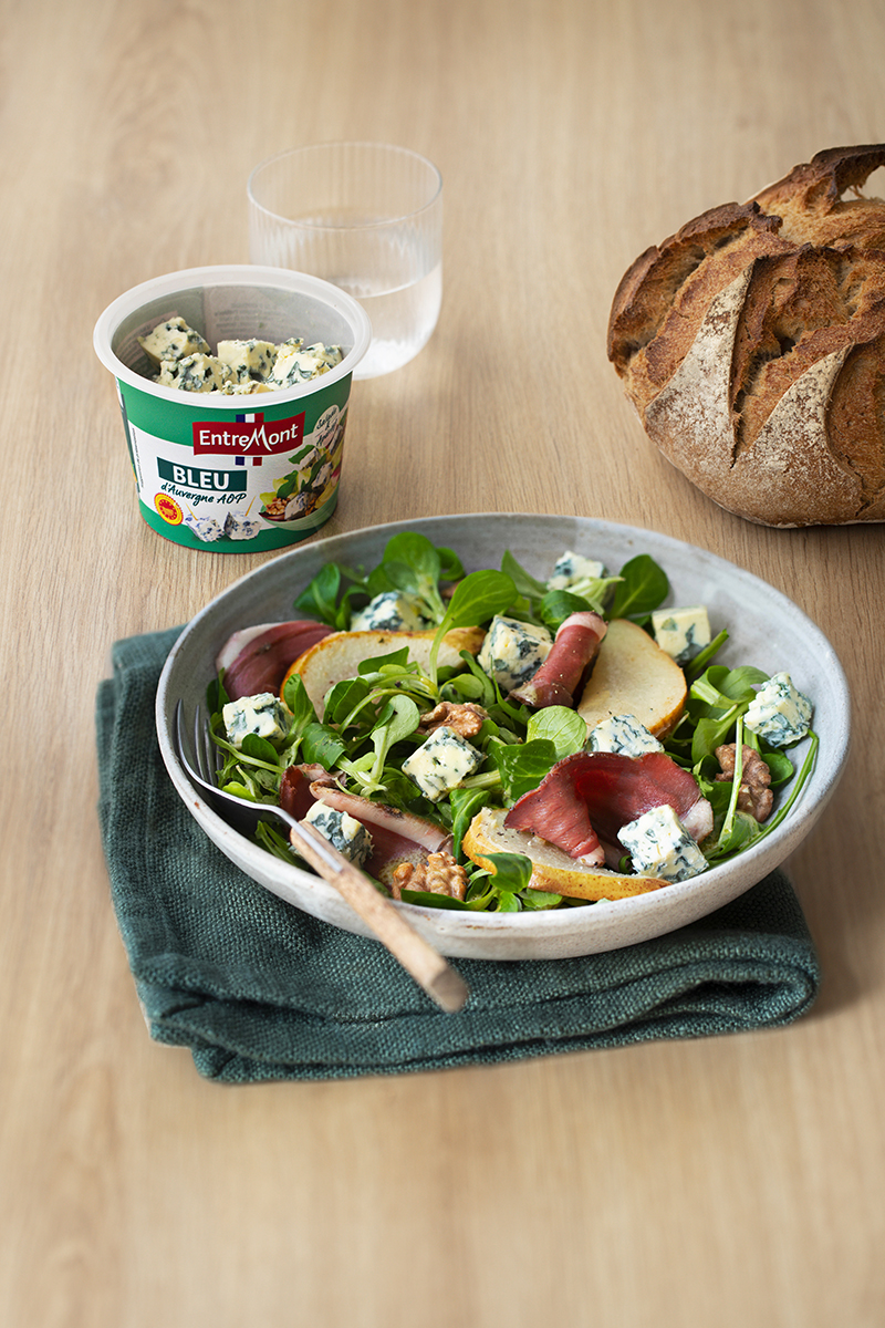 Salade, poires, magret fumé, noix cubes de bleu AOP Entremont