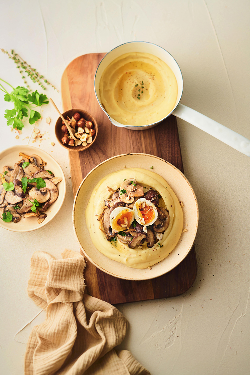Purée Mousline®, poêlée de champignons, œuf mollet noisettes