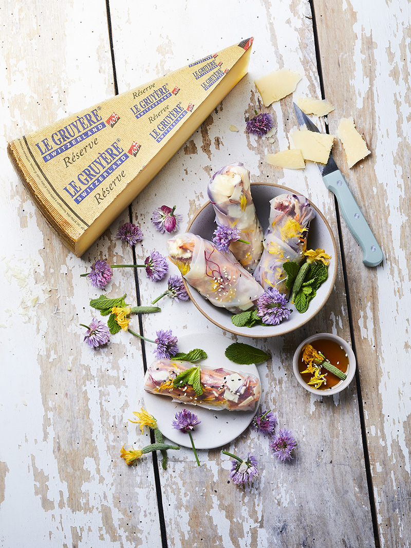 Rouleaux de printemps Gruyère AOP Suisse et fleurs de ciboulette fleur de concombre