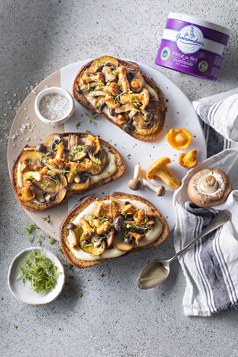 Tartines crème d’ail, champignons sautés, huile de persil Fleur de Sel Le Guérandais