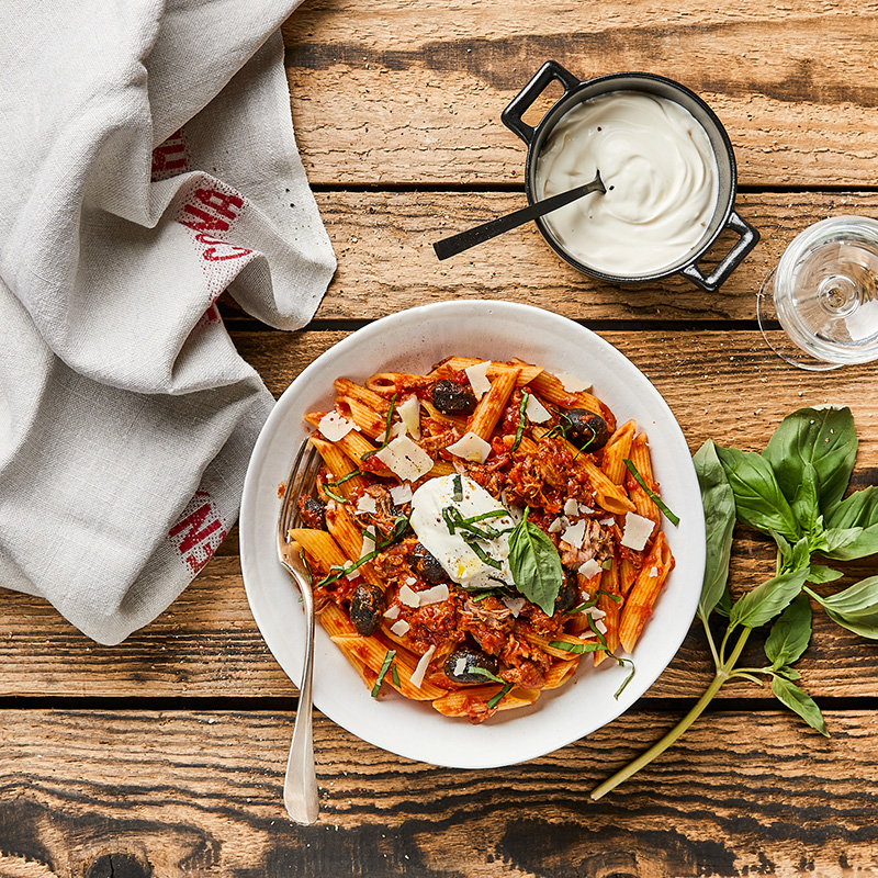 Penne au ragù d’épaule d’agneau tomate et olives noires