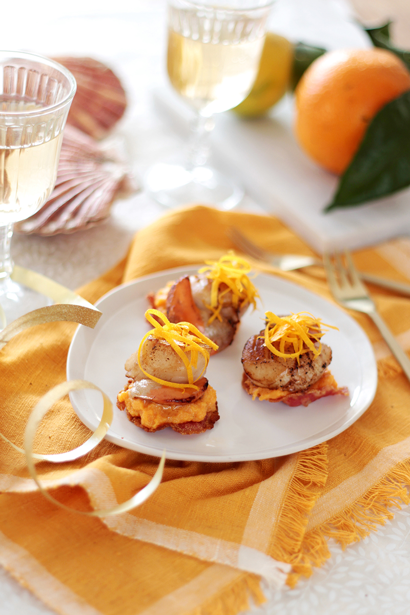 Coquille Saint-Jacques snackées patate douce chips de pancetta