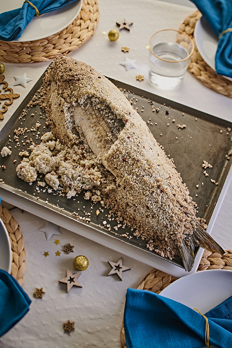 Mulet croûte de sel, herbes fraîches baies roses