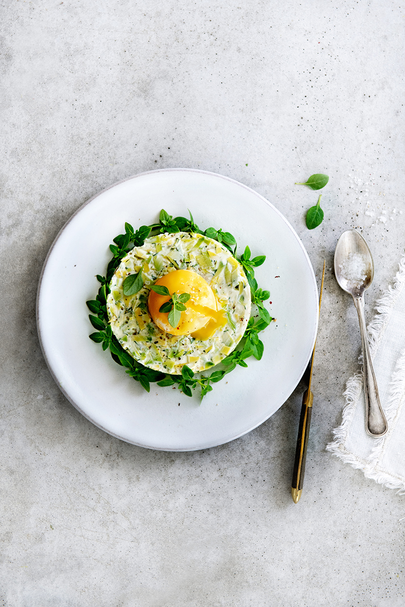 Tartare d’Avocat crème à l’aneth  jaune d'œuf poché 