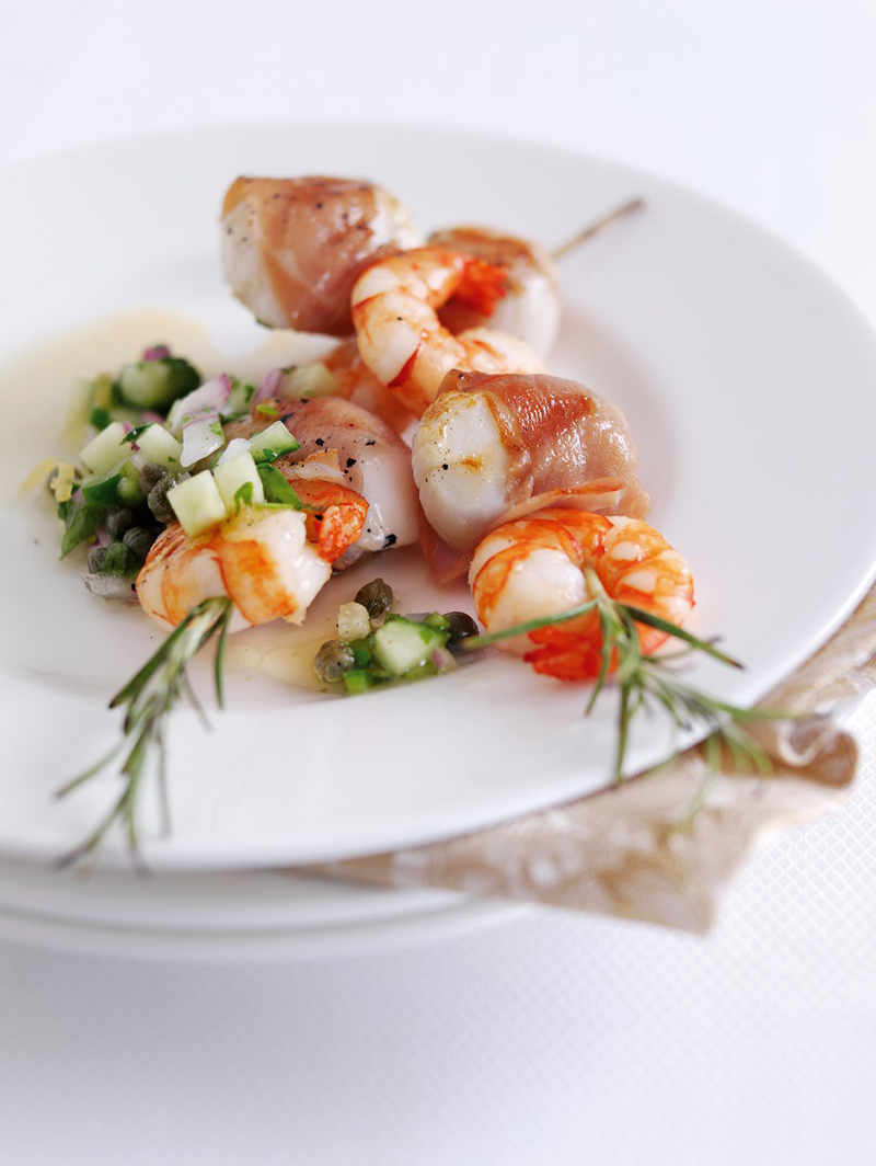 Brochettes “Terre-Mer ” crevettes, coquilles Saint-Jacques jambon de Parme