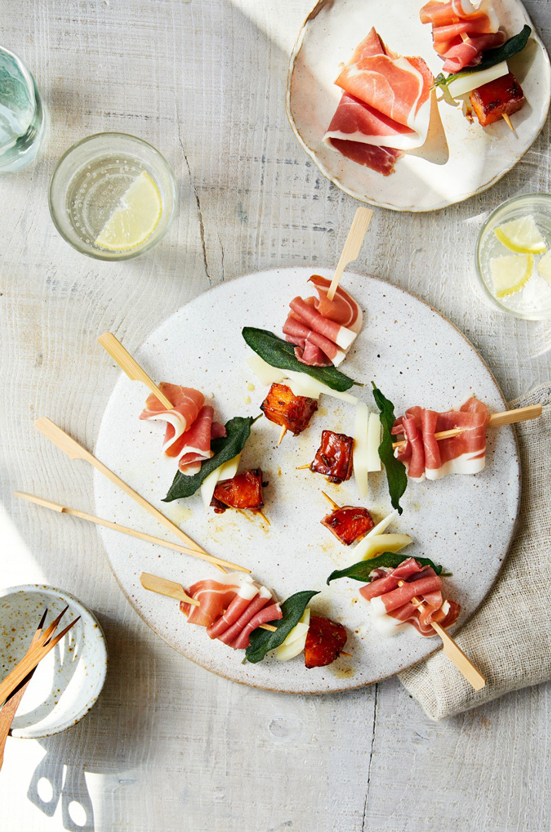 Brochettes jambon de Parme, feuilles de sauge courge jaune