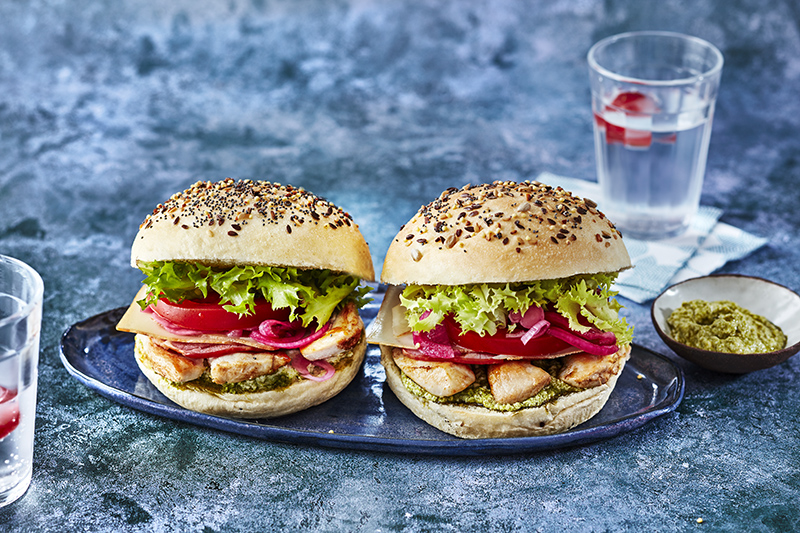 Burger lapin, pesto, fromage de brebis