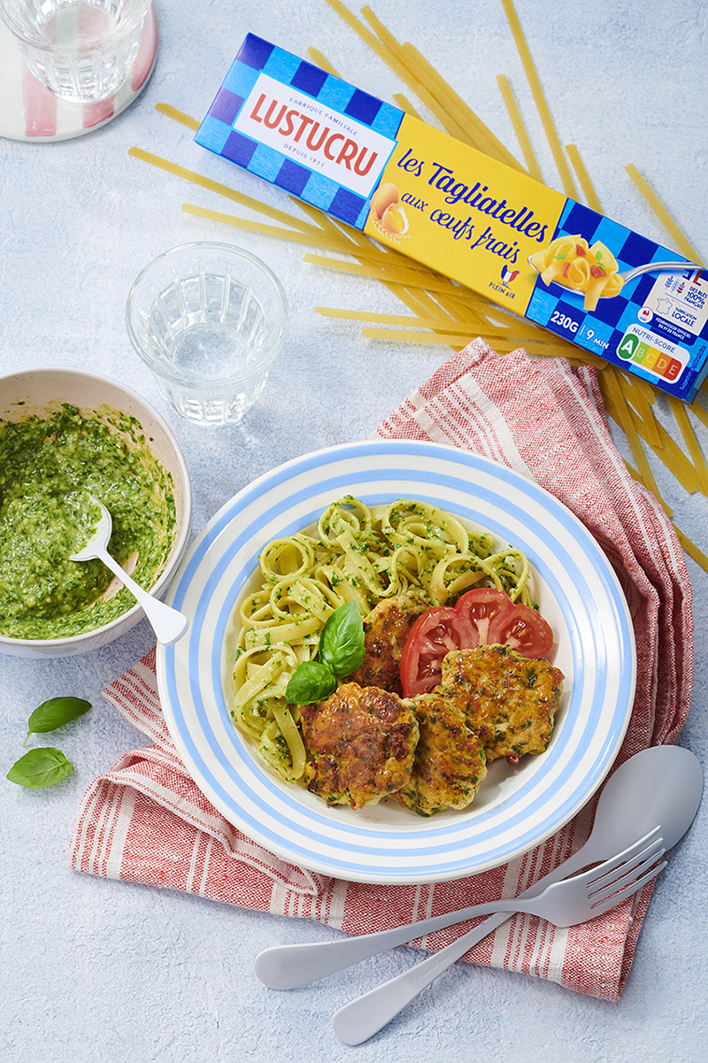 Tagliatelles pesto de fanes de radis croquettes de poulet