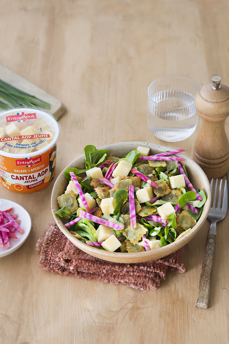 Salade mâche, ravioles poêlées cubes Cantal AOP Entremont