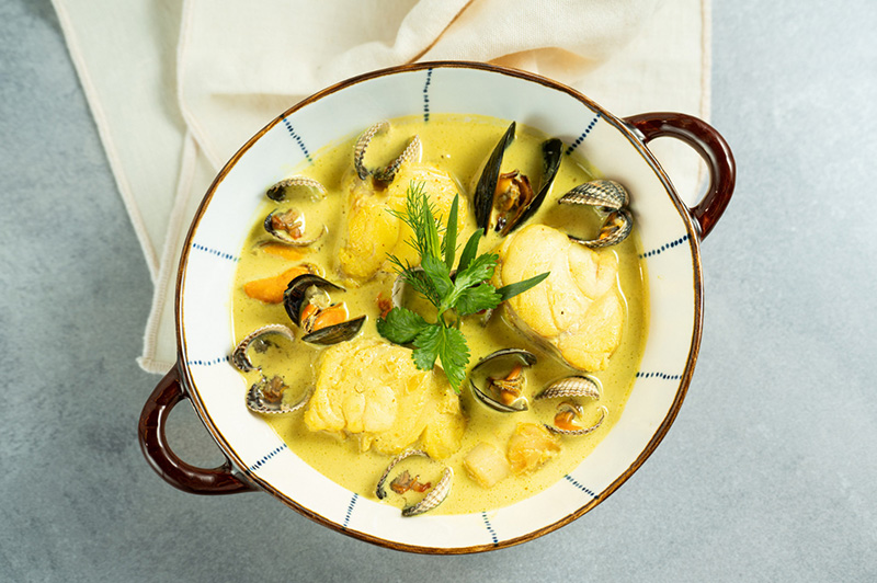 Blanquette de coquillages et lotte au curry
