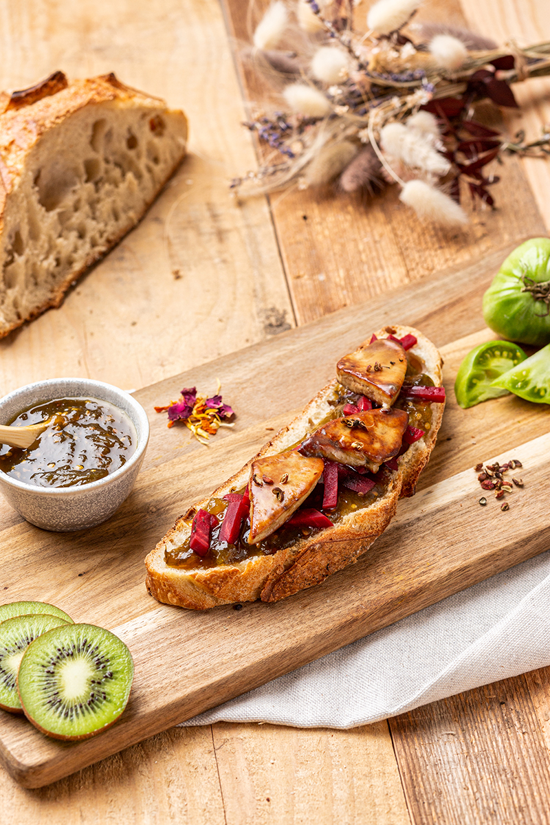 Foie gras poêlé, confiture pomme kiwi, crumble pain d’épices
