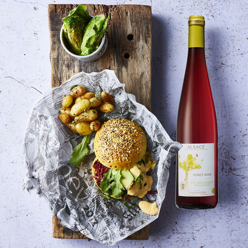 Pulled Chicken Burger, pommes de terre grenaille huile d’olive sucrine flammé