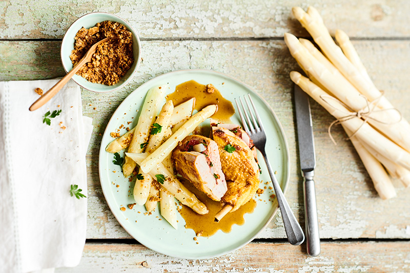 Suprême de poulet farci asperges, asperges blanches de France sablées parmesan
