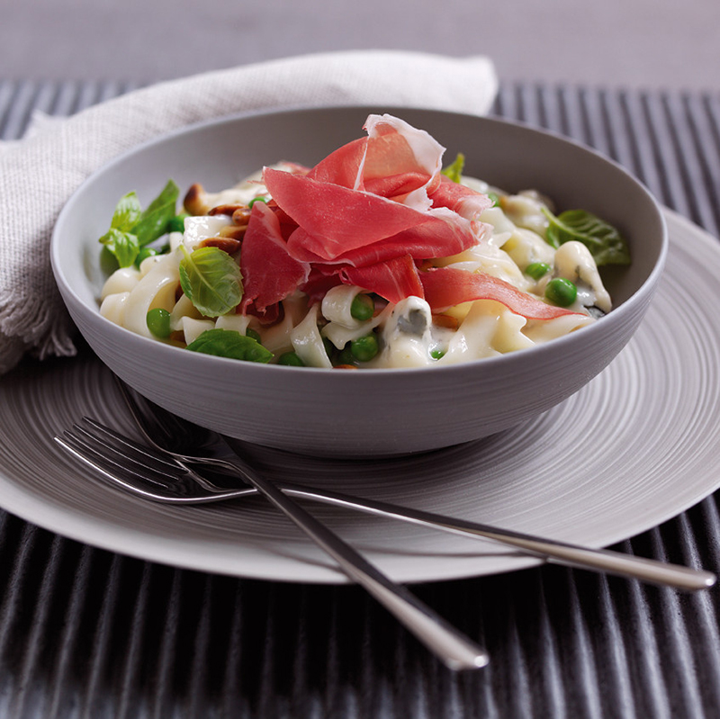 Tagliatelles jambon de Parme, petits pois fromages italiens