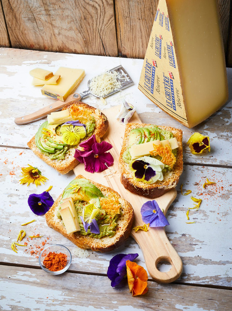 Tartines gratinées Gruyère AOP Suisse fleurs de pensée-viola