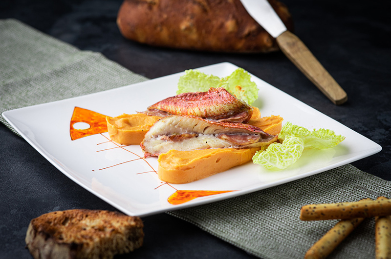 Filet de rouget contisé saucisse de Morteau, purée de patate douce