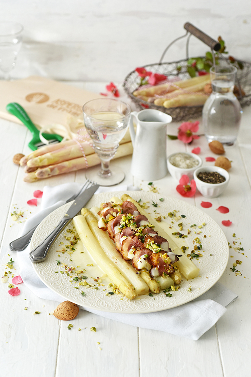 Asperges blanches violettes magret de canard saupoudré de pistaches et d’amandes