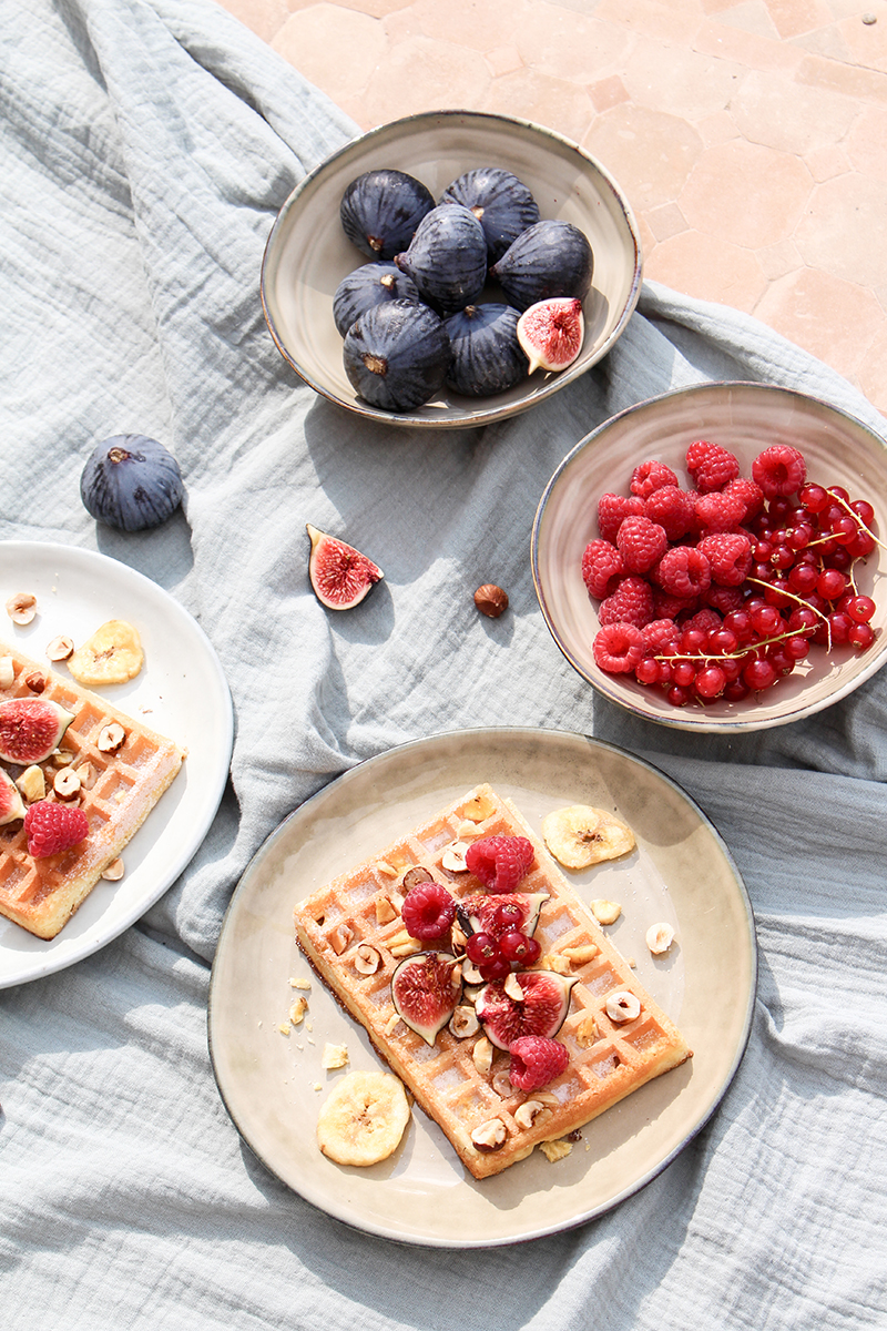 Gaufres figues fraîches, chips bananes, fruits rouges noisettes toastées