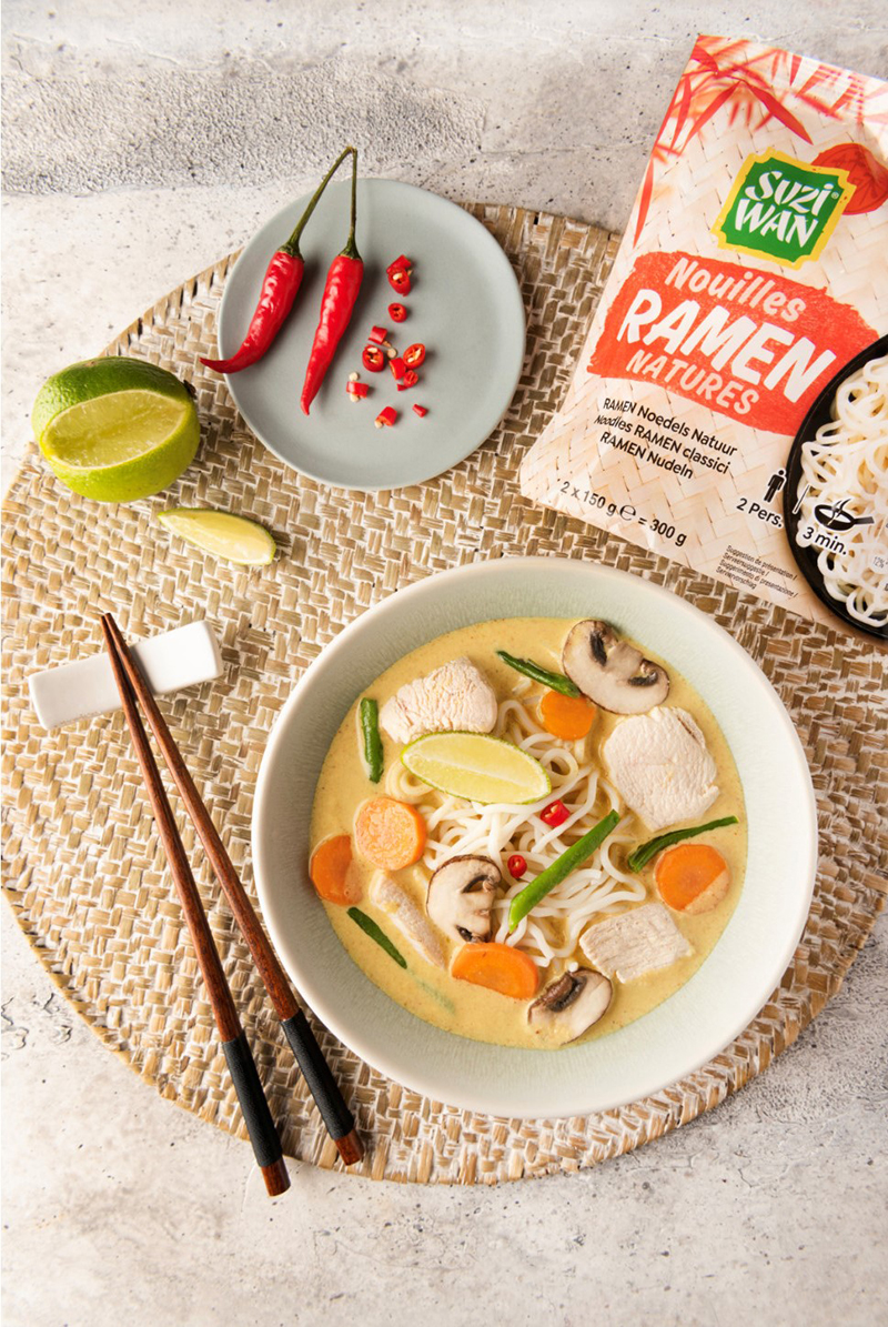 Ramen de poulet curry et légumes