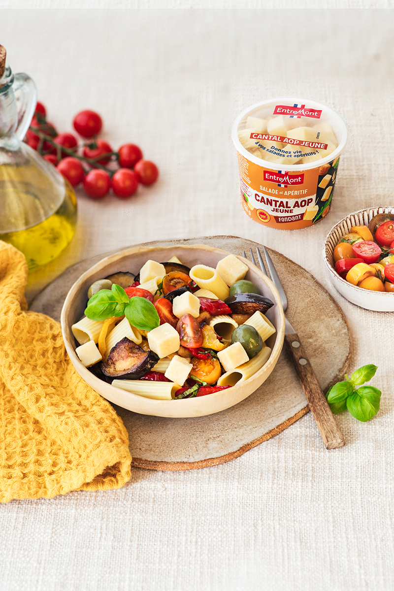 Salade de pâtes, olives vertes, légumes rôtis cubes de Cantal AOP Entremont