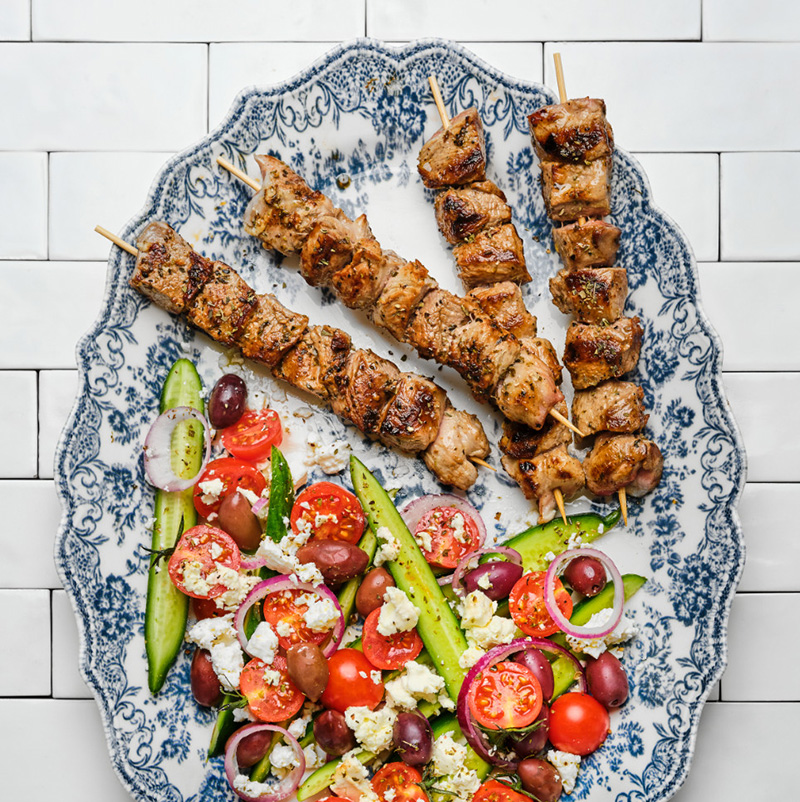 Brochettes d’agneau citron salade grecque