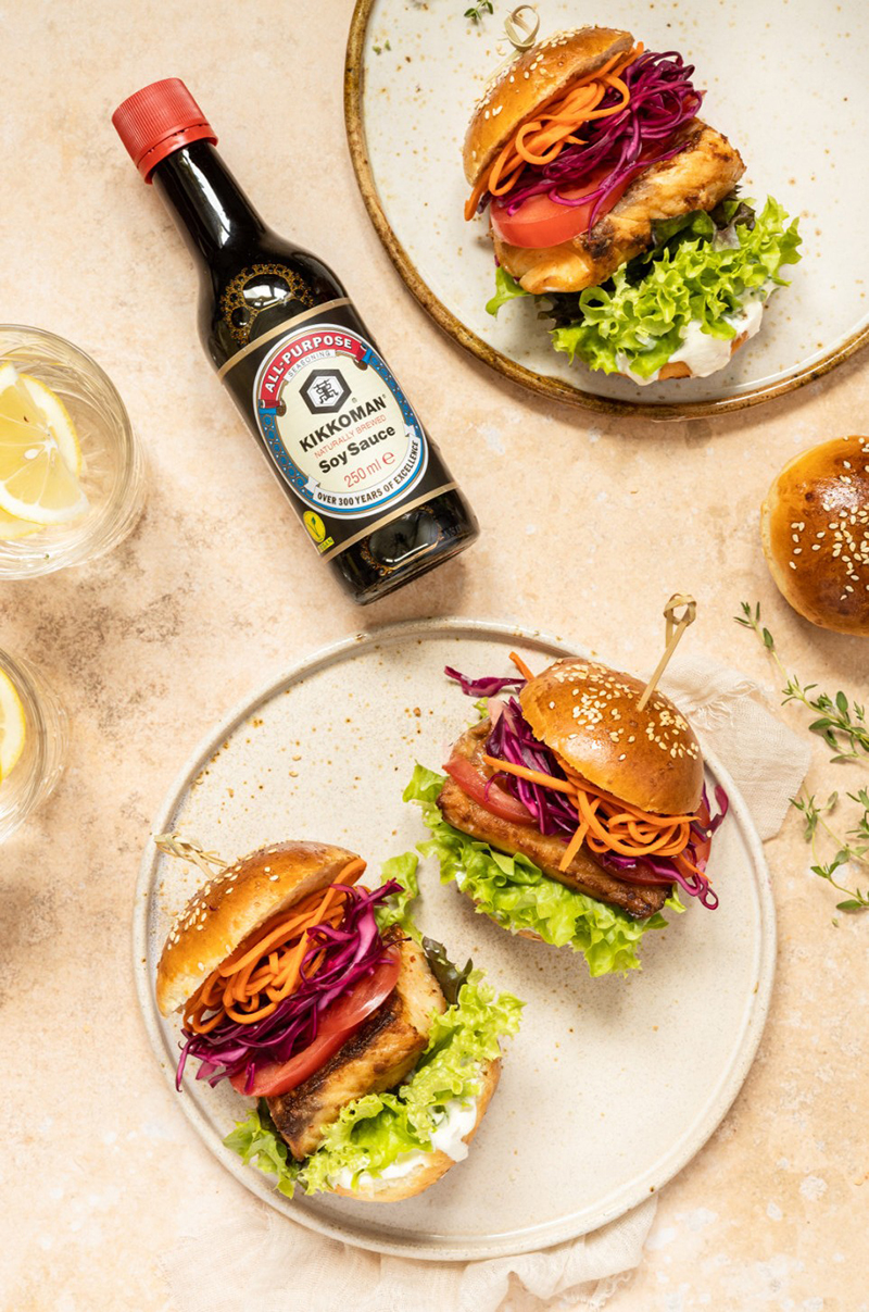 Burger poisson pimenté salade coleslaw