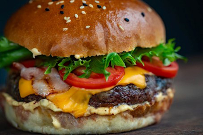 Réaliser délicieux cheeseburger maison