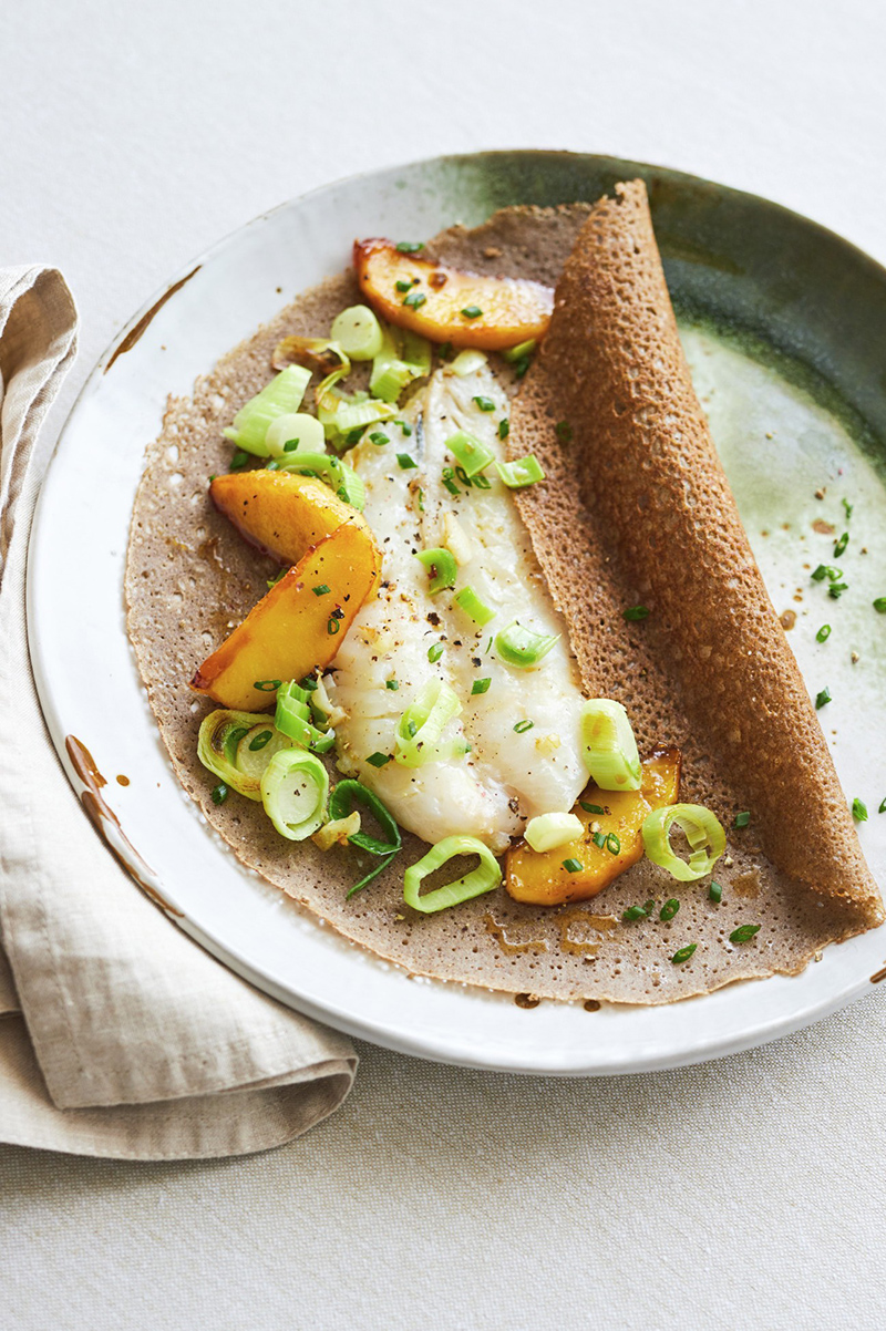 Galette sarrasin filet du poissonnier, pommes caramélisées poireaux