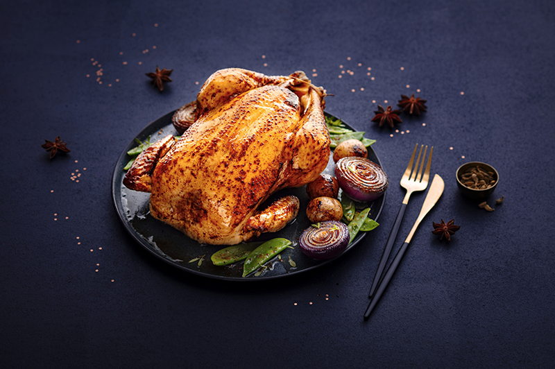 Chapon épices et miel, oignons rouges caramélisés, pommes grenailles, haricots plats