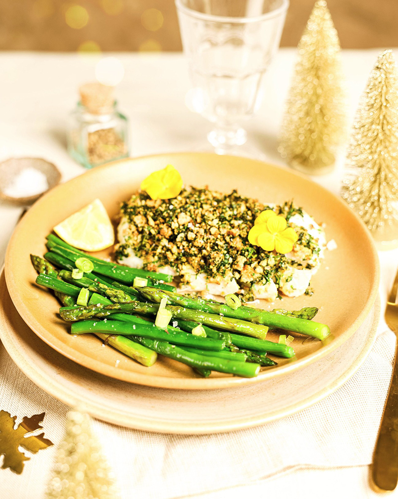 Filet de cabillaud croûte d’herbes légumes verts glacés